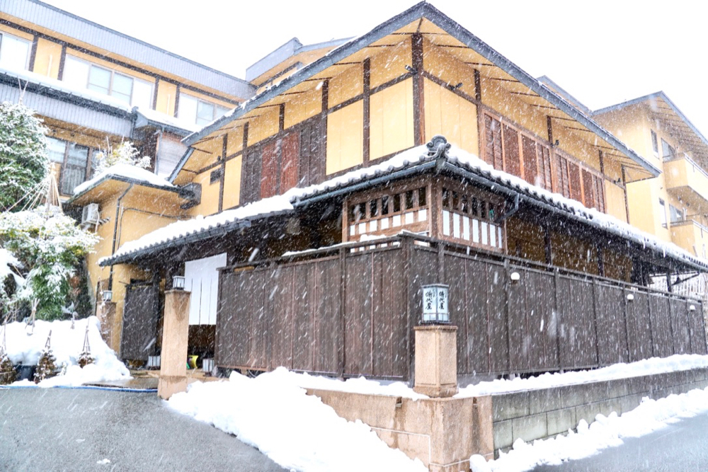 前進山形上山溫泉的夢幻雪世界，體驗親手做雪屋以及絕景樹冰散步