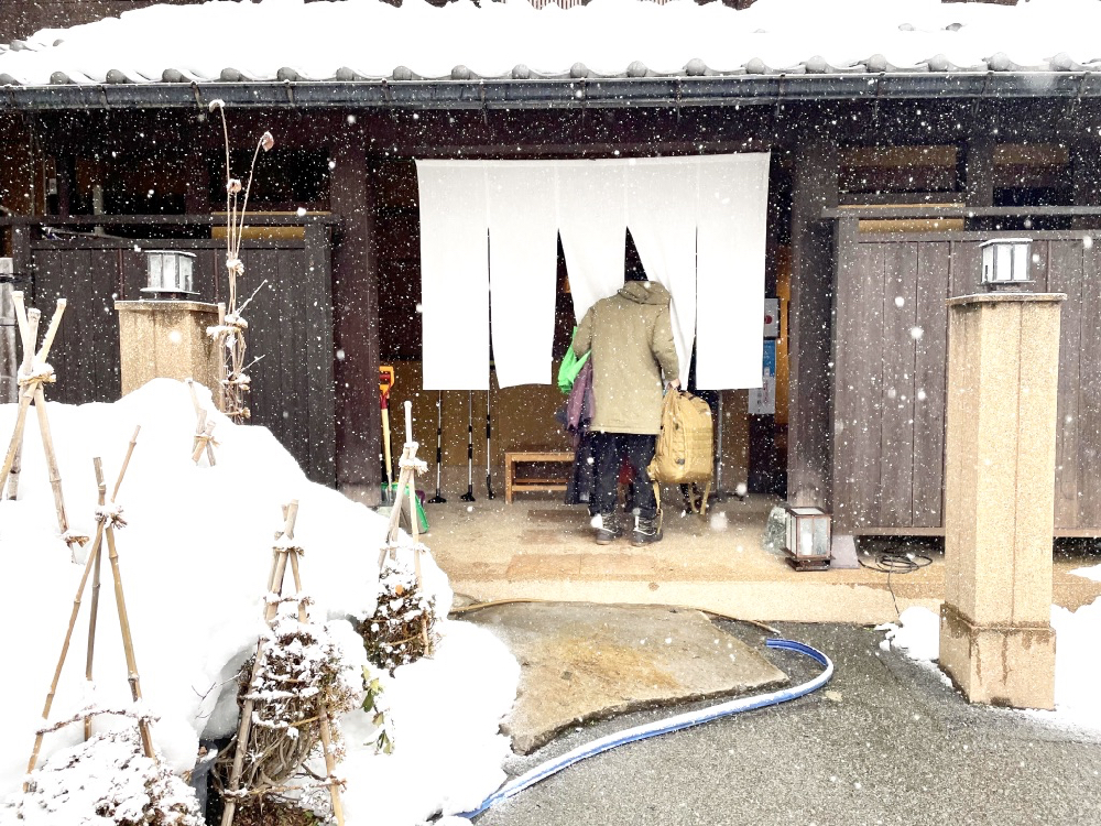 前進山形上山溫泉的夢幻雪世界，體驗親手做雪屋以及絕景樹冰散步