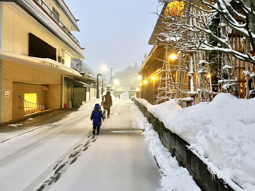 前進山形上山溫泉的夢幻雪世界，體驗親手做雪屋以及絕景樹冰散步