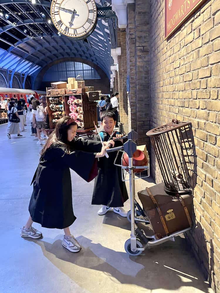 <東京親子景點>帶小孩玩「東京華納兄弟哈利波特影城」，穿上自己的魔法袍揮舞魔杖施展可愛魔法吧！